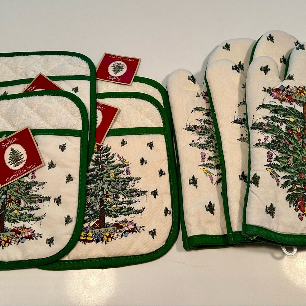 SPODE Christmas Tree Oven Mitts and Pot Holders Set
Brand New.